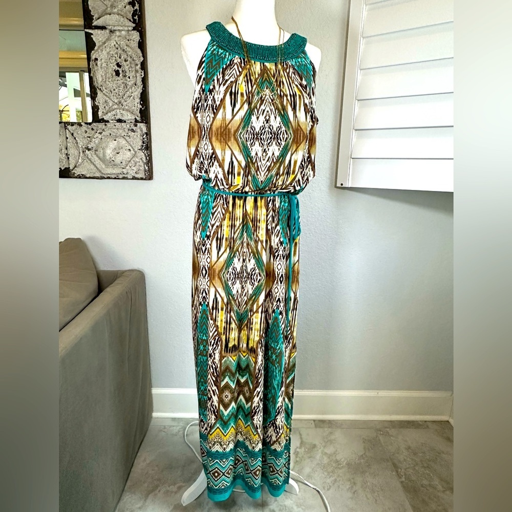 Ladies Long Polyester travel dress
Size 14